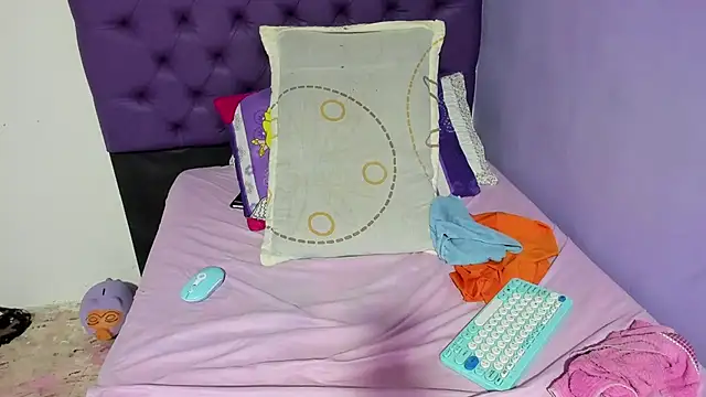 Margoth clain online show from 03-08-26, 01:33