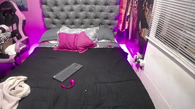 JEENEVIEVE online show from 10-30-25, 06:16