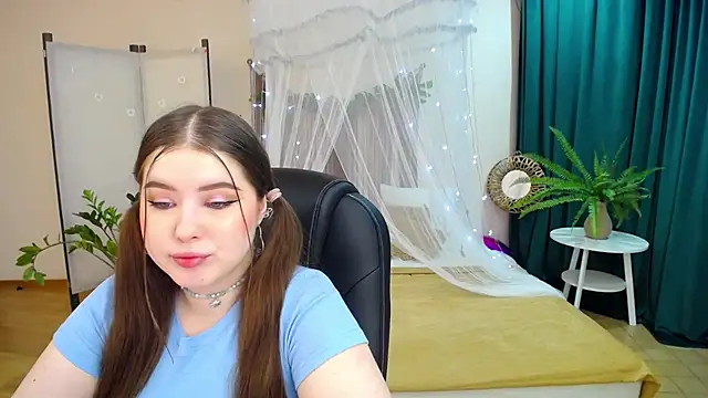 NicoleFoxery online show from 03-19-25, 06:23