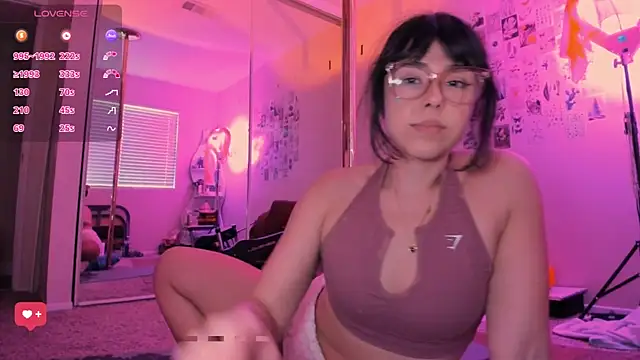 Snapshot of Evie-Luna chatting on 06-06-26, 02:06 Evie-Luna online show from 06-06-26, 02:06