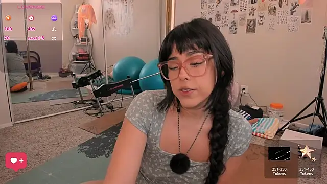 Snapshot of Evie-Luna chatting on 06-13-26, 08:29 Evie-Luna online show from 06-13-26, 08:29