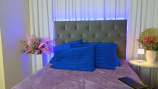 Ariana Petite online show from 04-10-26, 12:06