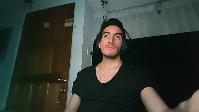 Snapshot of TommyMomentum chatting on 12-15-25, 05:57 TommyMomentum online show from 12-15-25, 05:57