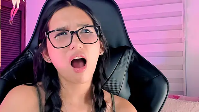 Snapshot of Luniverse chatting on 12-06-24, 10:24 Luniverse online show from 12-06-24, 10:24