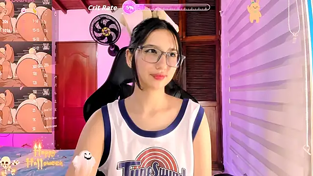 Snapshot of Luniverse chatting on 10-31-25, 05:09 Luniverse online show from 10-31-25, 05:09