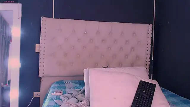 Snapshot of valen_thompson chatting on 12-31-24, 01:26 valen thompson online show from 12-31-24, 01:26