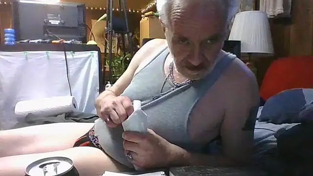 Snapshot of Makowboy chatting on 09-18-25, 10:13 Makowboy online show from 09-18-25, 10:13