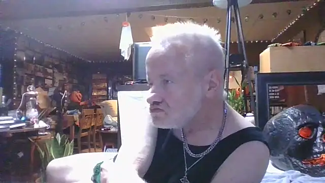 Snapshot of Makowboy chatting on 10-18-25, 11:40 Makowboy online show from 10-18-25, 11:40