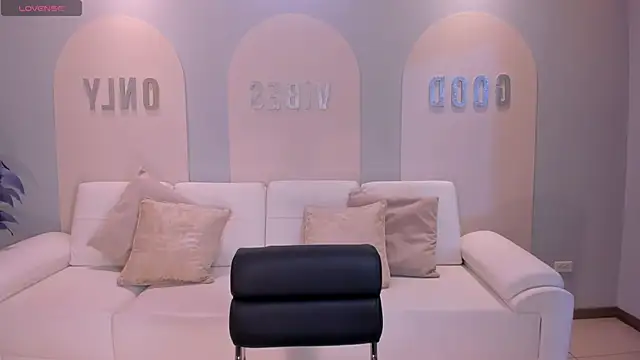 MiaRoberts1 online show from 11-08-25, 12:31