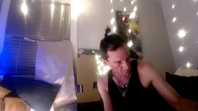 Snapshot of lickthecat chatting on 11-04-25, 01:15 lickthecat online show from 11-04-25, 01:15