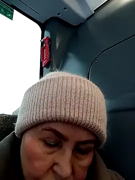 Snapshot of Hottie-Mom chatting on 02-09-26, 12:14 Hottie-Mom online show from 02-09-26, 12:14