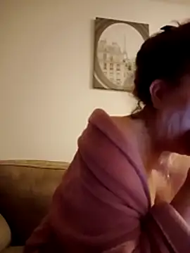 Snapshot of Hottie-Mom chatting on 02-25-26, 10:09 Hottie-Mom online show from 02-25-26, 10:09