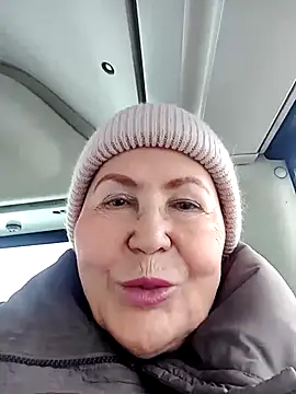 Snapshot of Hottie-Mom chatting on 02-07-26, 10:45 Hottie-Mom online show from 02-07-26, 10:45