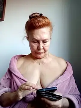 Hottie-Mom online show from 10-31-25, 08:55