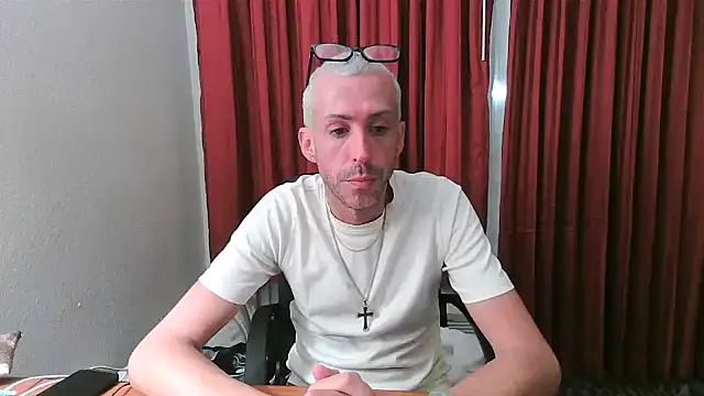 Snapshot of smokenstrokex chatting on 11-08-25, 01:09 smokenstrokex online show from 11-08-25, 01:09