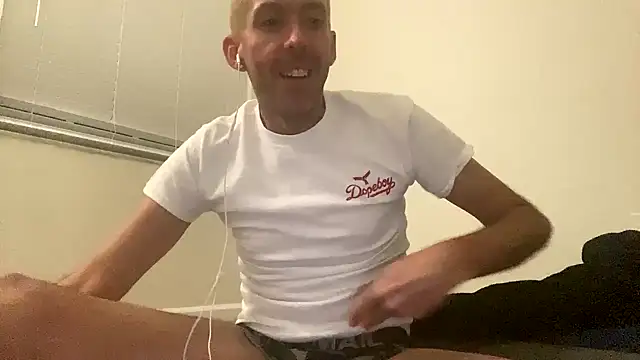 Snapshot of smokenstrokex chatting on 03-20-25, 08:20 smokenstrokex online show from 03-20-25, 08:20