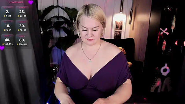 Snapshot of YolandaKiss chatting on 06-19-26, 08:25 YolandaKiss online show from 06-19-26, 08:25