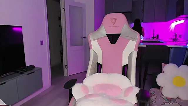 Snapshot of wow_lovie chatting on 12-14-25, 04:34 wow lovie online show from 12-14-25, 04:34