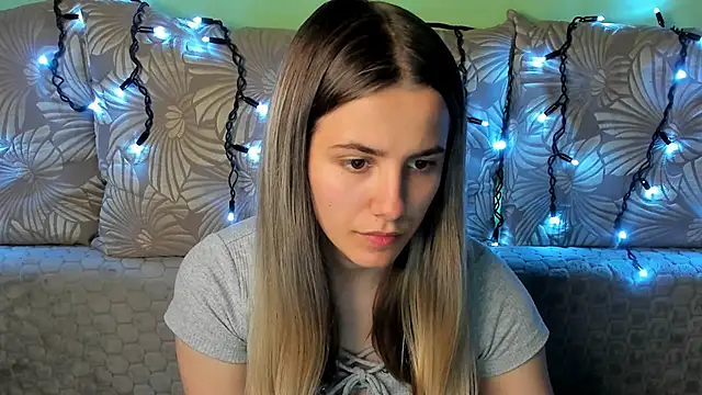Snapshot of MaggieCake chatting on 10-20-25, 01:51 MaggieCake online show from 10-20-25, 01:51
