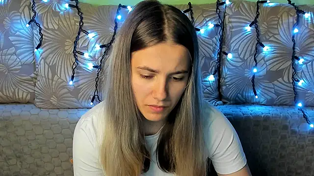 Snapshot of MaggieCake chatting on 10-15-25, 11:57 MaggieCake online show from 10-15-25, 11:57