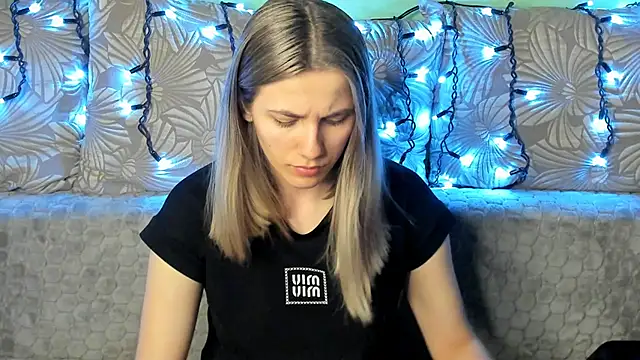 Snapshot of MaggieCake chatting on 03-22-25, 01:54 MaggieCake online show from 03-22-25, 01:54