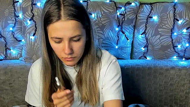 MaggieCake online show from 11-13-25, 04:05