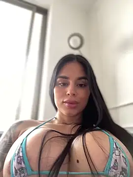 LaraHenao online show from 02-25-25, 12:49