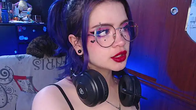 Snapshot of Raventh_ chatting on 10-29-25, 12:04 Raventh  online show from 10-29-25, 12:04