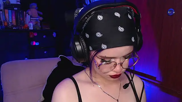 Snapshot of Raventh_ chatting on 10-11-25, 12:44 Raventh  online show from 10-11-25, 12:44