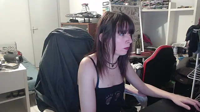 Snapshot of missthon0 chatting on 02-08-26, 03:43 missthon0 online show from 02-08-26, 03:43