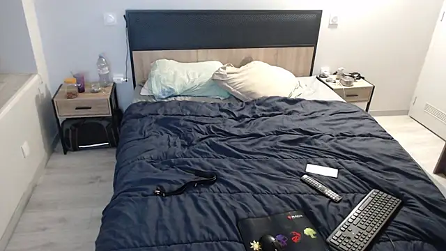 missthon0 online show from 10-05-25, 01:57