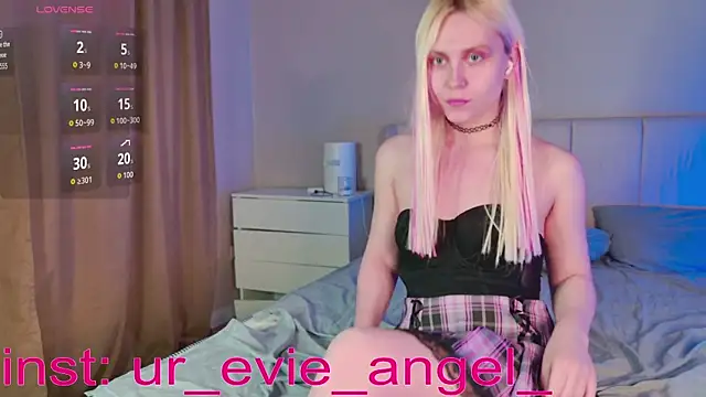 Snapshot of Evelyn_rabbit chatting on 03-20-26, 01:56 Evelyn rabbit online show from 03-20-26, 01:56