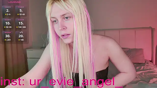 Snapshot of Evelyn_rabbit chatting on 03-19-26, 03:12 Evelyn rabbit online show from 03-19-26, 03:12