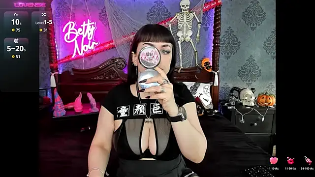 BettyNoir online show from 10-29-25, 07:51
