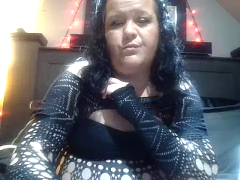 love2bwatched89 online show from 10-24-25, 04:00