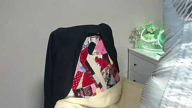 Snapshot of Adelewildx chatting on 03-18-25, 04:18 Adelewildx online show from 03-18-25, 04:18