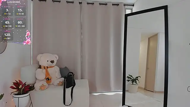 roxie gates  online show from 10-10-25, 06:31