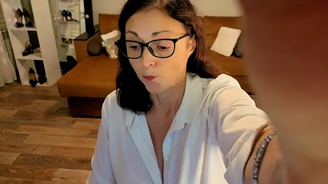 CaringSophie online show from 11-22-25, 05:12