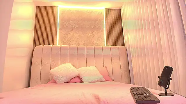 Snapshot of emyli_sw_ chatting on 02-15-26, 03:07 emyli sw online show from 02-15-26, 03:07