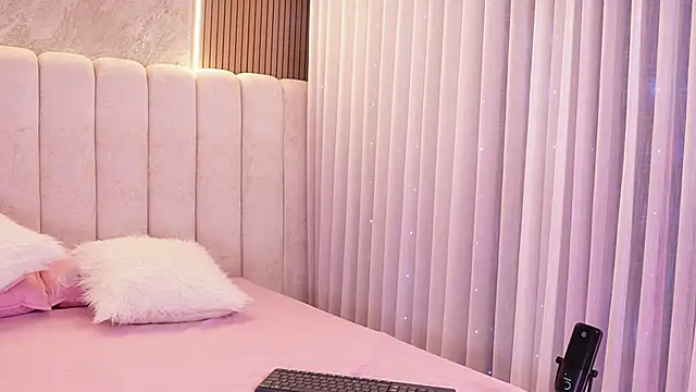 Snapshot of emyli_sw_ chatting on 02-14-26, 03:07 emyli sw online show from 02-14-26, 03:07