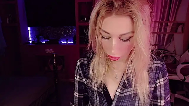 Snapshot of AnnieGOld_ chatting on 09-16-25, 07:59 AnnieGOld  online show from 09-16-25, 07:59