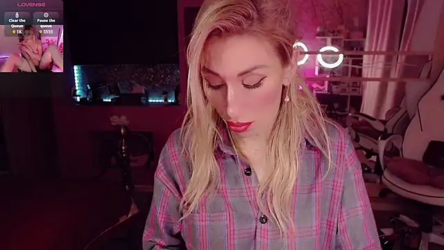 Snapshot of AnnieGOld_ chatting on 09-28-25, 10:28 AnnieGOld  online show from 09-28-25, 10:28
