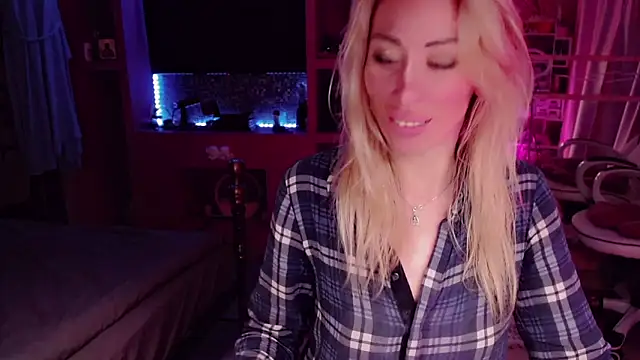 Snapshot of AnnieGOld_ chatting on 09-19-25, 01:20 AnnieGOld  online show from 09-19-25, 01:20