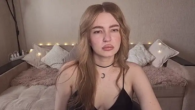 Snapshot of ViolettaLopez chatting on 06-17-26, 02:05 ViolettaLopez online show from 06-17-26, 02:05