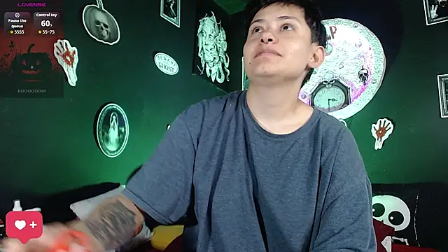 girl intense444 online show from 10-29-25, 12:37