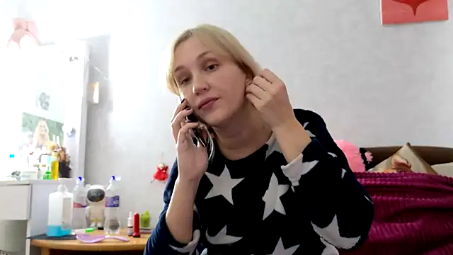 Snapshot of ModelEva chatting on 10-17-25, 08:39 ModelEva online show from 10-17-25, 08:39