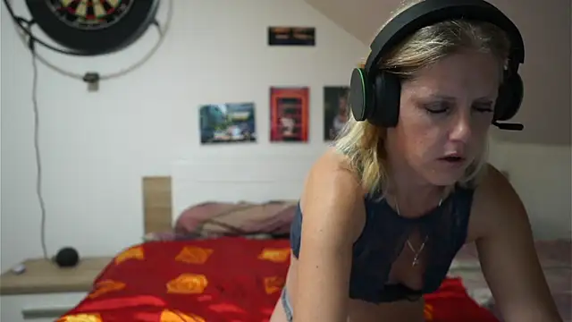 Moistdevil online show from 10-12-25, 03:13