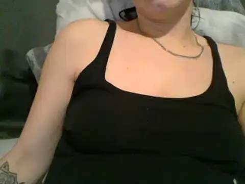 Snapshot of geilmeisje98 chatting on 01-24-25, 08:32 geilmeisje98 online show from 01-24-25, 08:32