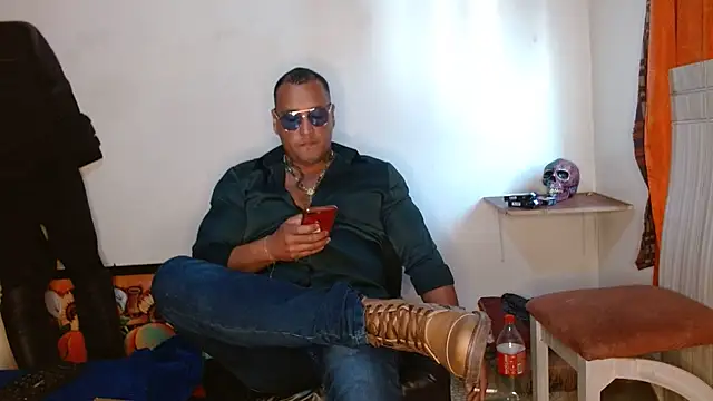 Snapshot of hardrock982 chatting on 03-10-25, 02:05 hardrock982 online show from 03-10-25, 02:05