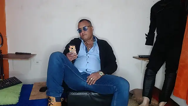 Snapshot of hardrock982 chatting on 03-04-25, 01:28 hardrock982 online show from 03-04-25, 01:28